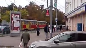 Мужик пешеход нарушил правила дорожного движение — Перешёл на красный свет на пешеходе — Город Орёл