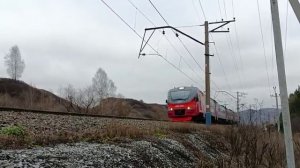 Электропоезд ЭП2Д-0164 на границе станции Сарбала