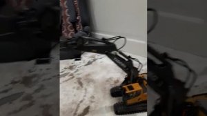 экскаватор на пульте управления