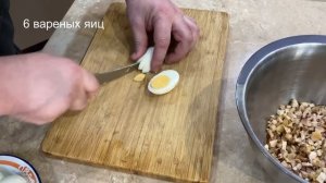 салат с жареными куриными бедрами