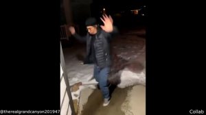 Человек скользит на льду и пытается не упасть