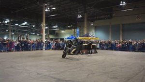 Моторшоу. Трюки на мотоцикле Кавасаки.