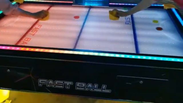 аэрохоккей много шайб взрослый, игра 2 смотреть онлайн