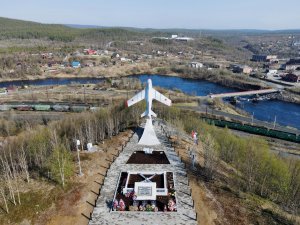 Мемориал с истребителем МиГ-15, посвященный  летчикам-героям Великой Отечественной войны.