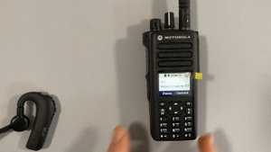 Motorola PMLN7851. Беспроводная гарнитура с кнопкой PTT
