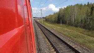 Из кабины электровоза ВЛ80 с грузовым поездом