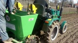Посадка картофеля минитрактором GRASSXOPPER двухрядной сажалкой BOMET.