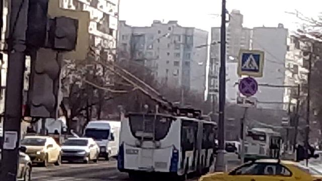 Проход троллейбуса ВМЗ-1632 "Транс Альфа" по маршруту 70+автомобиль марки Ford.
