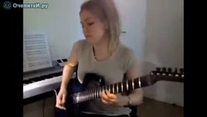 Девушка играет на электрогитаре