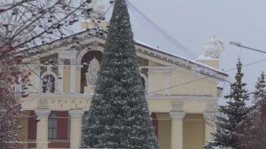 Ледовый городок строится, каток в нём уже готов. Нижний Тагил 2022.