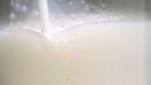 Приготовление кофе с помощью кофемашины Philips EP3246 LatteGo