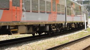 Электричка едет вдоль моря у ж.д.платформы Шепси (Краснодарский край)