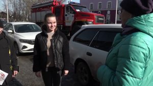 К поздравлению прекрасной половины присоединились и сотрудники МЧС.