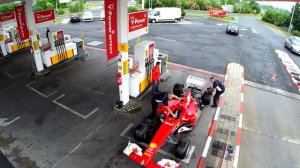Феттель подрабатывает на заправке. Пранк | Sebastian Vettel Ferrari Prank