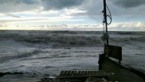 Пляж в Сочи разнесло