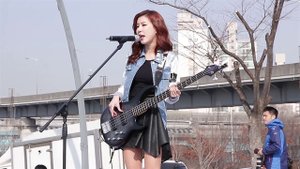 КРАСИВАЯ КОРЕЯНКА ПОТРЯСНО ВЫСТУПИЛА ► Чо Джи Ин Выступает На Улице