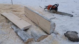 Доски из ольхи бензопилой.