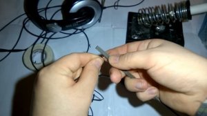 Как спаять провода наушников.
