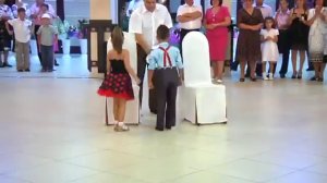 На Молдавской Свадьбе, дети танцуют