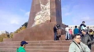 Разрушение памятника Ленину в Харькове, который был достоянием города