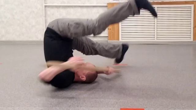 Кувырок с палкой вперёд с разворотом. kadochnikov-msk.ru смотреть онлайн