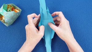 Корзина для конфет. Оригами из бумаги. Корзинка для подарка.