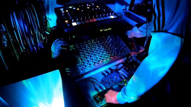 Session 6 - Vermona DRM1 MKIII + Alesis Mod FX + Wedge + Drumbrute - Live Techno Jam смотреть онлайн