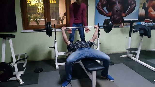 Жим 120 на 2, 18 лет. До этого делал 100 на 11, так бы поднял 3 раза.. смотреть онлайн
