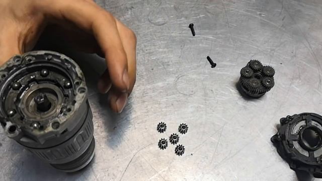 Бесщеточный шуруповерт DeWalt DCD796 ( шуруповерт деволт DCD796) сломался пополам, обзор что внутри смотреть онлайн