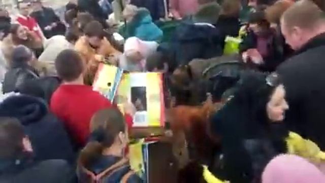 Банановая битва в Симферополе В Ашан завезли бананы смотреть онлайн