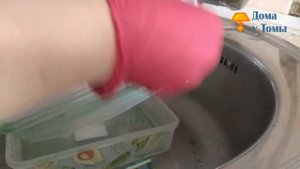 Пластиковый контейнер пищевой на даче быстро пачкается. Отмываю грязь, въевшуюся под крышкой