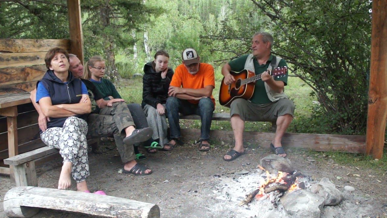 Евгений Воробьев с дворовой песней СВЕЧИ