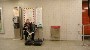 Баянист в метро.