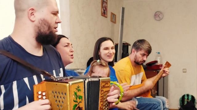 Ребята зажигают под Новый Год / Гармонь объединяет семьи смотреть онлайн