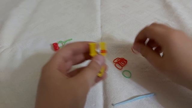 Брелок вишенки из резинок. Урок 2