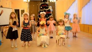 Новогодний праздник в детском саду. Дети играют на музыкальных инструментах