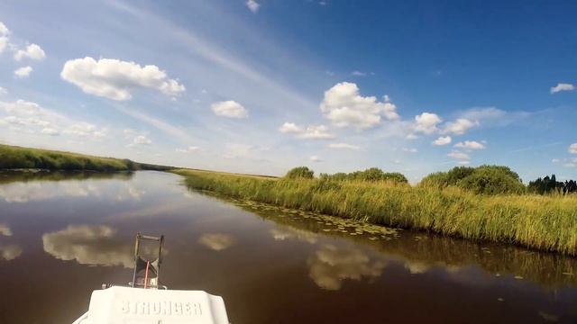 На лодке RIB по извилистой речке выплываем в озеро Селигер смотреть онлайн