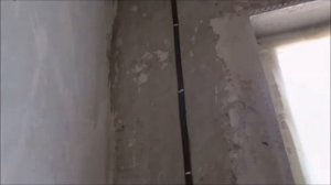 Выравнивание оконной стены гипсовой штукатуркой.