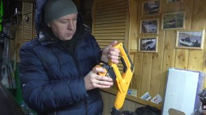 Чистка гаража от снега аккумуляторной лопатой DEKO