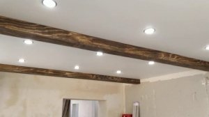 декоративные балки и натяжные потолки