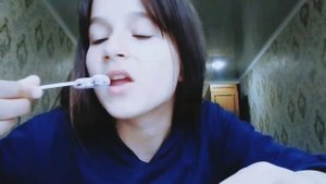 Пробую кислую Пятку~леденец с очень кислой пудрой