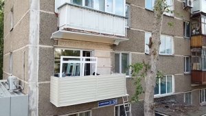 Монатаж балкона под ключ с сайдингом и смещением
