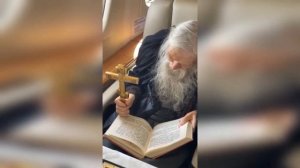 Схиархимандрит Илий (Ноздрин) и насельник Оптиной Пустыни иеродиакон Иллиодор с молитвой о России.