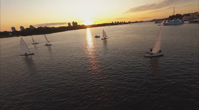 причал с яхтами и сапборд. видео с коптера FPV Cinematic смотреть онлайн