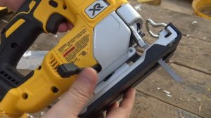 Лобзик Dewalt DCS334