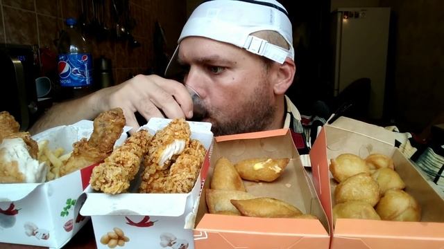 МУКБАНГ стрипсы и куриные ножки, жареные пельмени и вареники с картошкой/ОБЖОР жарпицца