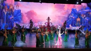 Яркое Паттайя шоу, в театре Колизей. Во всех ролях мужчины😁