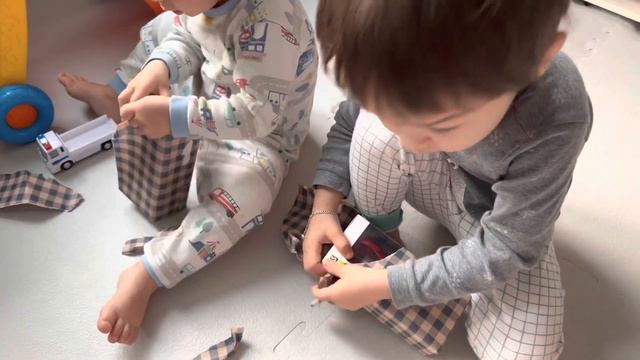 Подарочки детям на Новый год 🎄 желаю что бы и этот год прошел сладким🍫интернациональная семья 🥰 смотреть онлайн