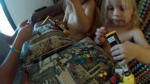 Николь и Алиса открывают M&M's с вентилятором ¦ Nicole and Alisa opened M&M's with fan