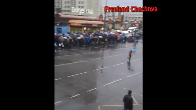 Очереди на автобусы у метро Выхино. Москва
